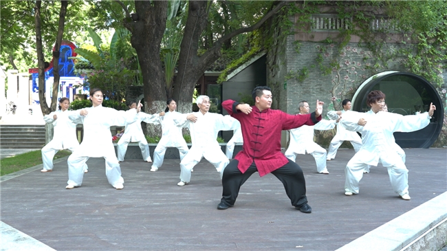 简橙太极薛精医华：太极运动与中医养生相结合，推广健康养生功法